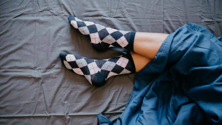 Voici les risques de dormir en chaussettes : elles accumulent plus de bactéries que les toilettes