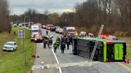 Accident choquant : un bus s'est renversé et a laissé une scène dévastatrice, les personnes qui se trouvaient à proximité n'en croyaient pas leurs yeux