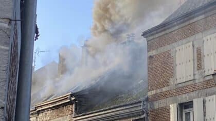 Un incendie ravage de manière inattendue tout le lieu et provoque la panique chez les voisins