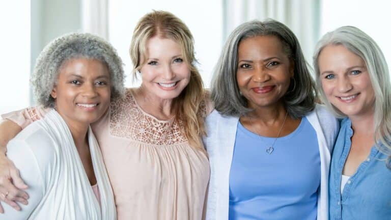 Beauté, sagesse et caractère : ce que personne ne vous dit sur les femmes plus âgées