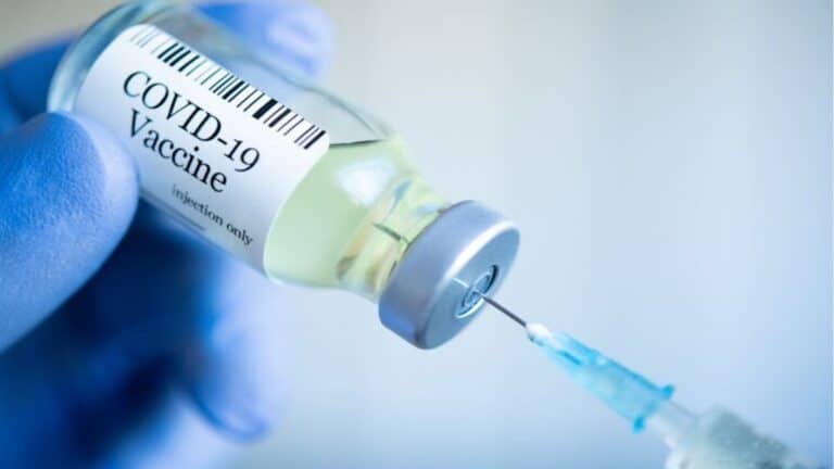 Attention ! La liste des effets secondaires du vaccin contre la COVID-19 s'allonge ; voici quelques symptômes