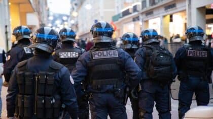 Certains jeunes défient l'autorité et la réponse de la police a laissé tout le monde sans voix, ils ne s'y attendaient pas