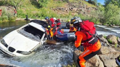 Miracle sur la rivière ! Une famille entière a été secourue juste avant que la voiture ne coule complètement