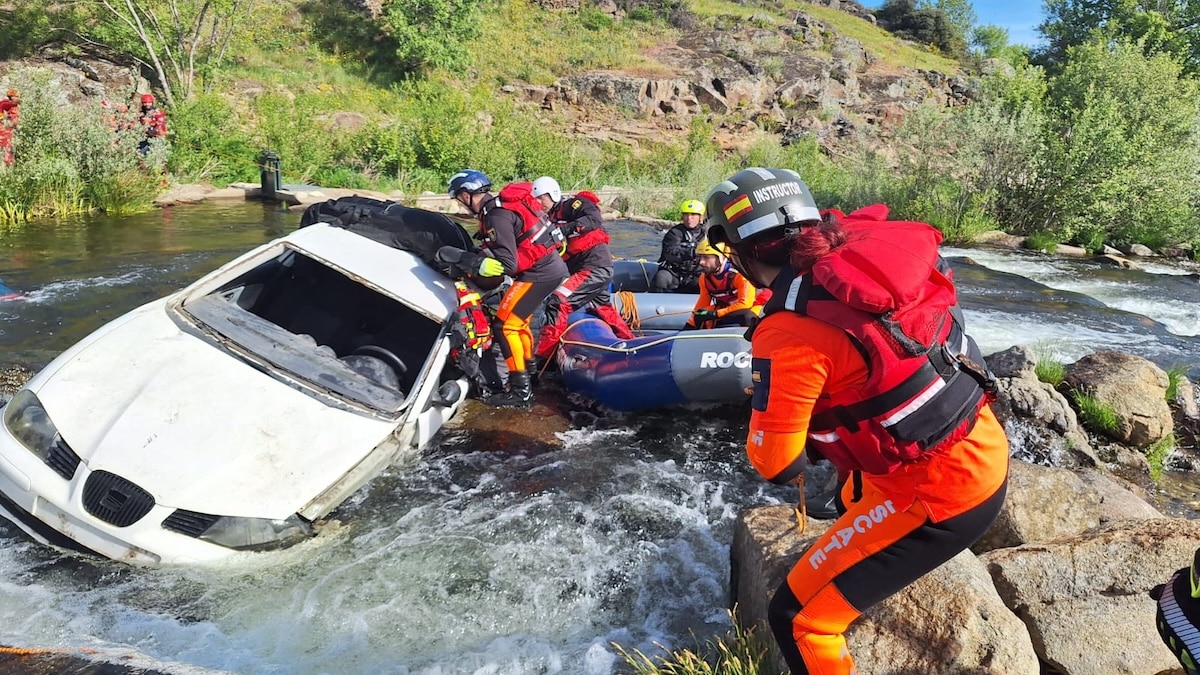 Miracle sur la rivière ! Une famille entière a été secourue juste avant que la voiture ne coule complètement