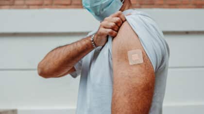 Symptômes persistants après la vaccination contre la COVID-19 : une étude révèle de nouveaux effets immunologiques inattendus