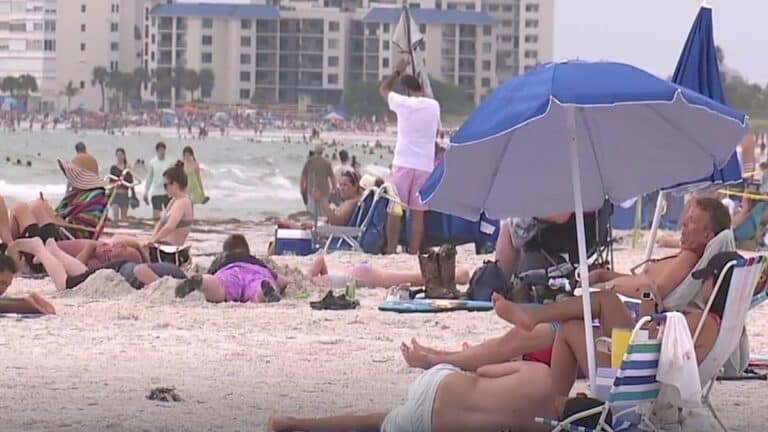 Une jeune fille de 17 ans a été hospitalisée après avoir été frappée par la foudre sur une plage