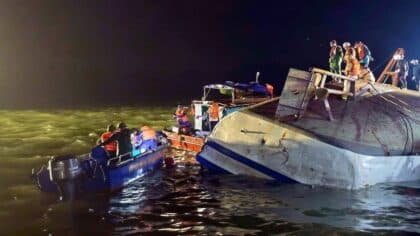 Tragédie en mer : un navire avec 360 passagers à bord coule soudainement ; les autorités enquêtent toujours sur l'incident