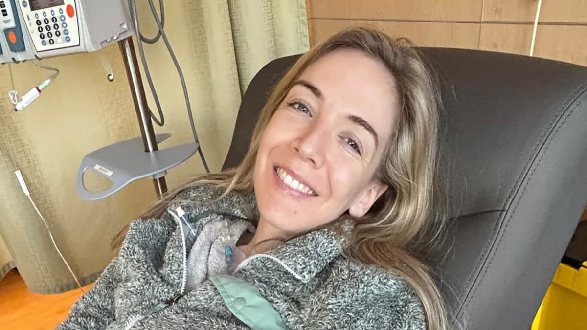 Une femme de 20 ans atteinte d’un cancer colorectal incurable met en garde contre des symptômes que personne ne devrait ignorer.
