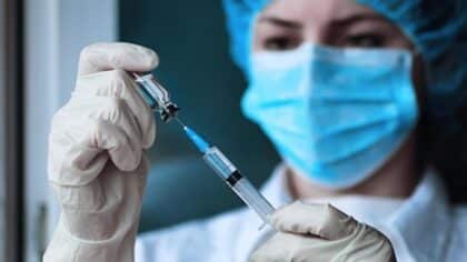 Vaccin contre la COVID-19 : Quels effets secondaires persistants apparaissent ? Découvrez la liste complète