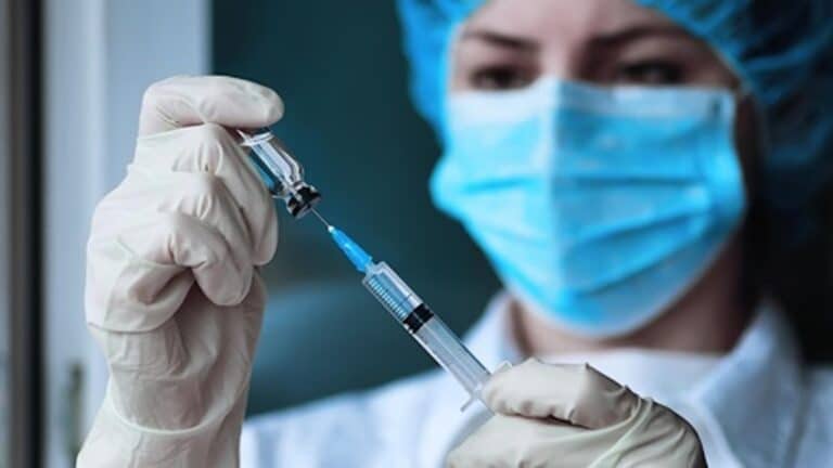Vaccin contre la COVID-19 : Quels effets secondaires persistants apparaissent ? Découvrez la liste complète