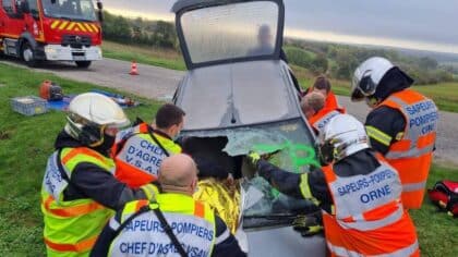Alerte ! Un terrible accident vient de se produire ! Les voisins sont très inquiets. Les secours interviennent.