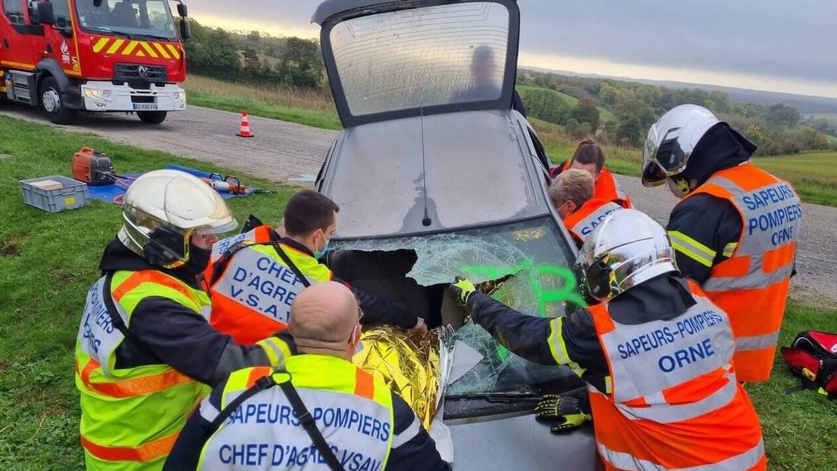 Alerte ! Un terrible accident vient de se produire ! Les voisins sont très inquiets. Les secours interviennent.