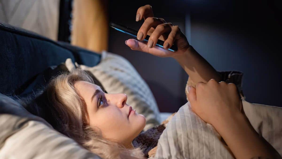 La raison pour laquelle vous ne devriez jamais dormir avec votre téléphone près de votre tête, cela pourrait affecter votre santé
