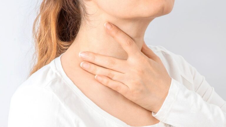 10 signes silencieux du cancer de la thyroïde à connaître dès aujourd'hui : ils pourraient vous sauver la vie