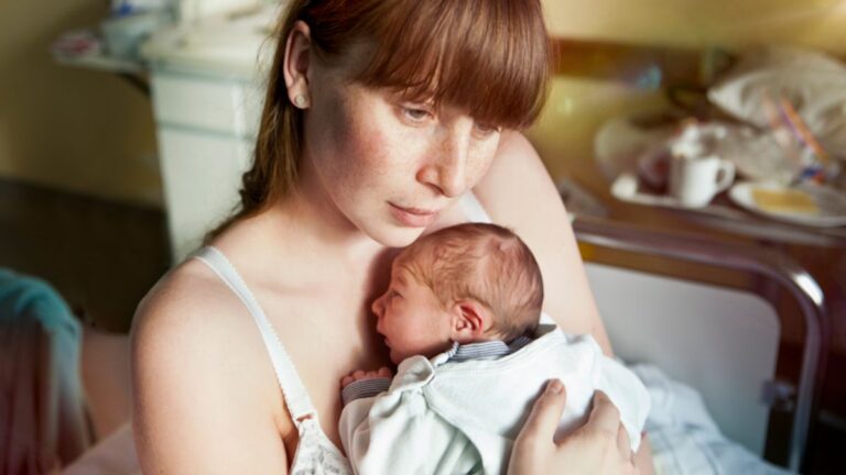 J’ai accueilli une femme sans-abri et son bébé parce qu’elle me rappelait ma fille, mais ce que j’ai découvert ensuite m’a brisé le cœur