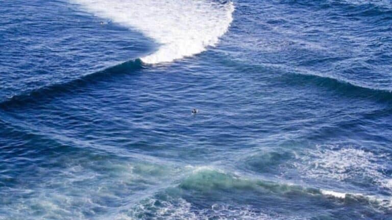 Si vous voyez cela sur la plage, éloignez-vous vite ! Les vagues seront très fortes, ne les ignorez pas