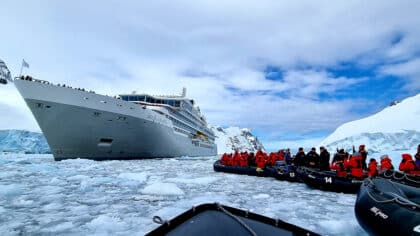 Découverte incroyable : un navire de croisière disparu dans les années 2000 retrouvé gelé entre deux icebergs