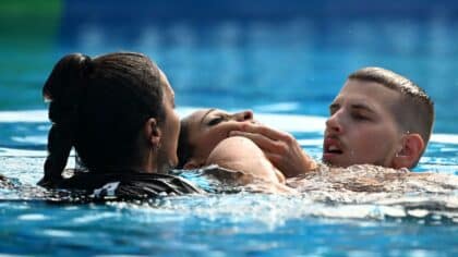 Une nageuse s'évanouit pendant les Championnats du monde de natation. Le geste de son entraîneur a laissé tout le monde sous le choc