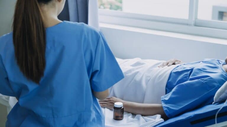 Une infirmière en soins palliatifs révèle ce que les gens font réellement lorsqu’ils approchent de la mort