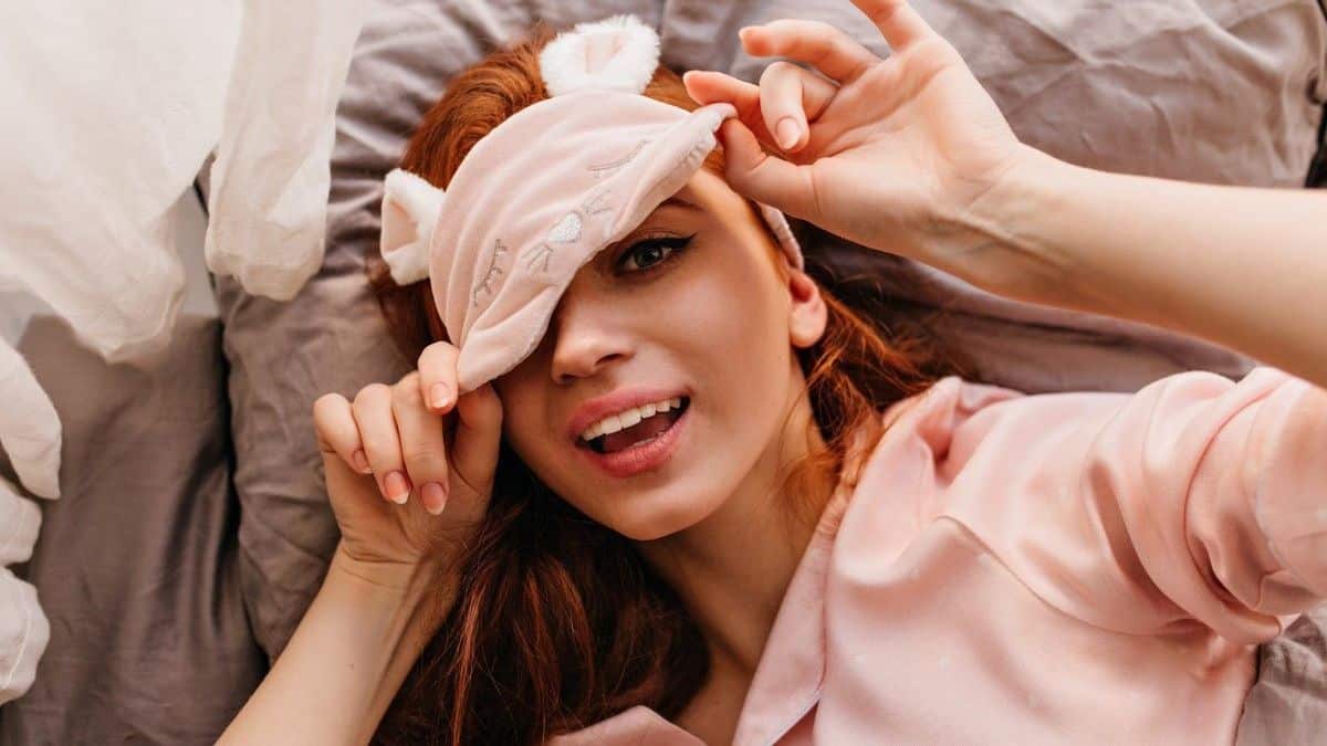 Pourquoi dormir avec du maquillage abîme notre peau ?