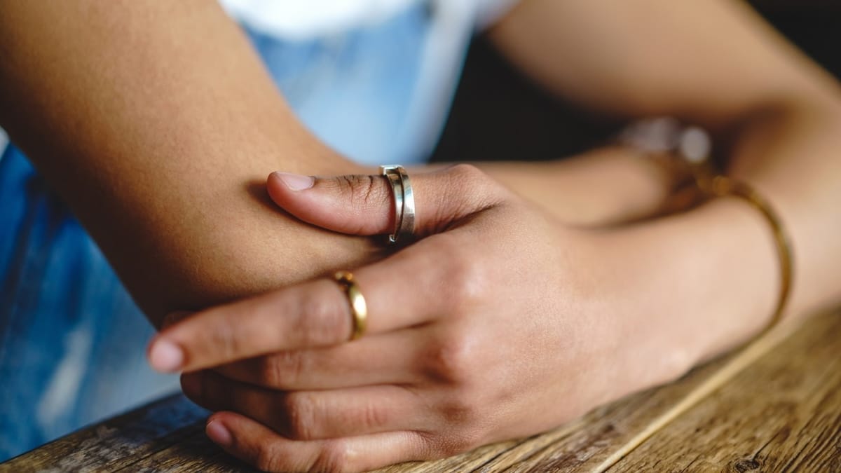 Pourquoi certaines personnes portent-elles des bagues de pouce ? La raison vous surprendra