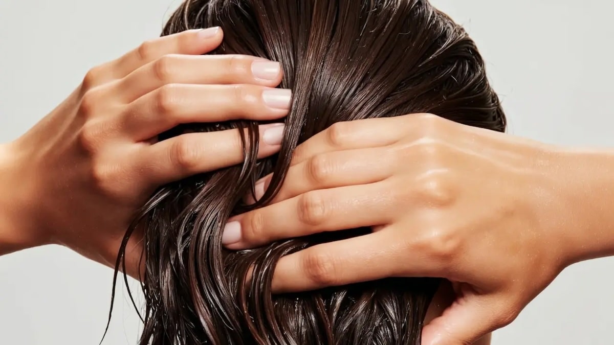Dormir avec les cheveux mouillés : une habitude dangereuse qui affecte votre santé