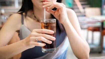 Des milliers de personnes consomment cette boisson sans savoir qu'elle détruit leurs os. Ne faites pas la même erreur !
