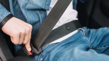 Découvrez l'utilité méconnue du bouton sur la ceinture de sécurité. Le détail que tout le monde ignore
