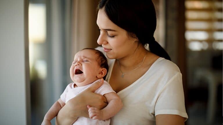 Une femme a été chassée de la maison par sa belle-mère avec son nouveau-né, et son mari l'a soutenue. La suite a laissé tout le monde à terre