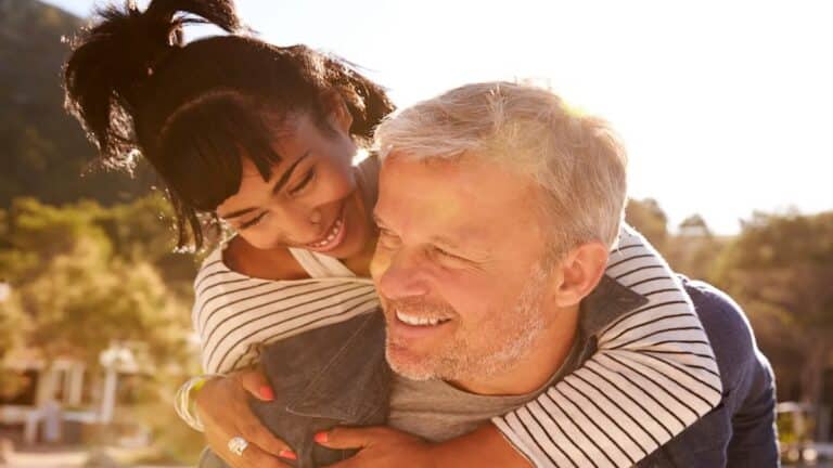 Pourquoi tant de femmes préfèrent-elles les hommes plus âgés ? La réponse vous surprendra