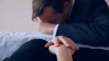 Seulement 27 heures après être devenue mère, elle est décédée le lendemain. La douleur de son mari était déchirante et a bouleversé tout le monde