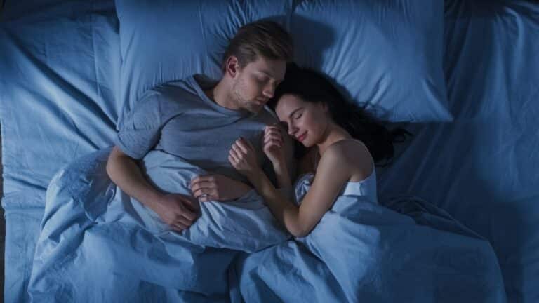 La science le confirme : dormir avec son partenaire contribue à améliorer la qualité de son sommeil