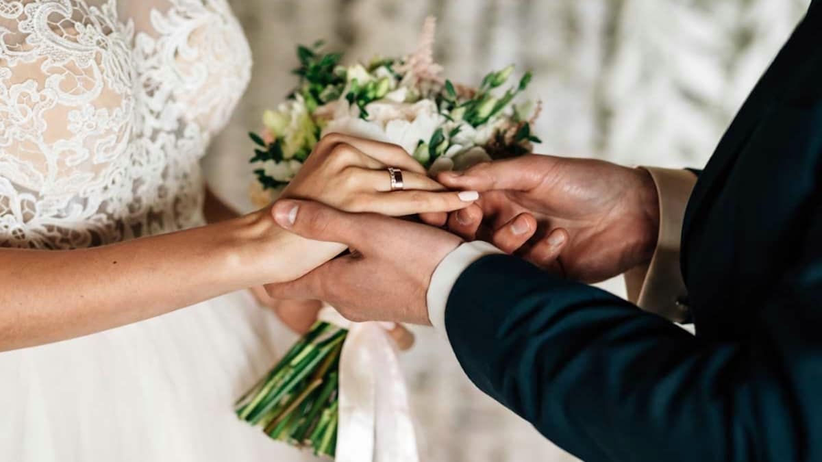 Au milieu du mariage, quelque chose a bougé sous la robe de la mariée ! Ce qui s'est passé a laissé tout le monde sans voix