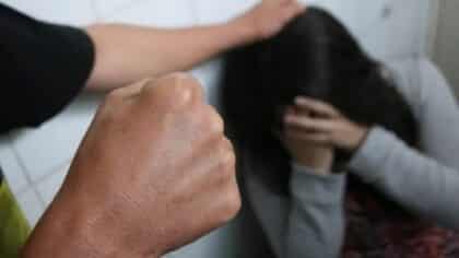 Un homme libéré après avoir battu sa partenaire et l’avoir envoyée à l’hôpital, Indignation totale