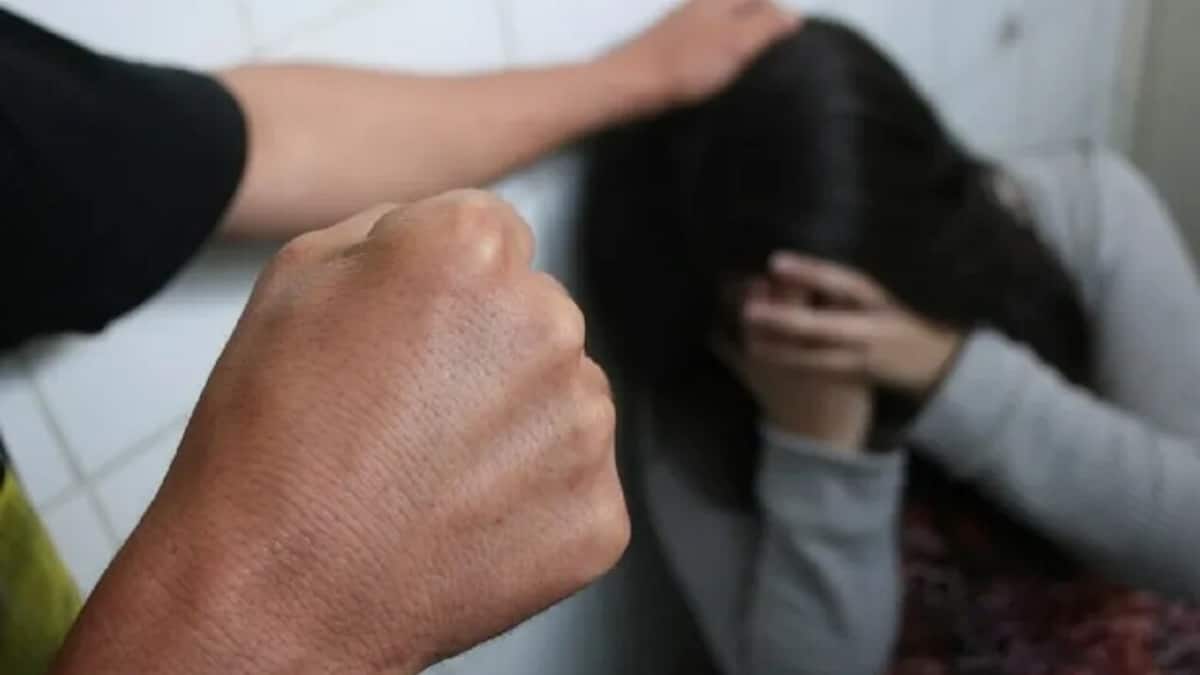 Un homme libéré après avoir battu sa partenaire et l’avoir envoyée à l’hôpital, Indignation totale