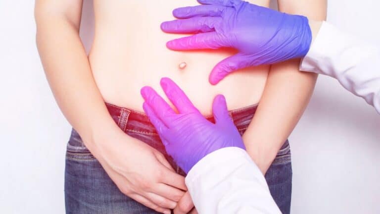 Hernie ombilicale : causes, symptômes, complications et traitement