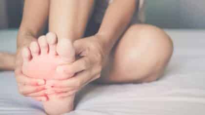 Pieds froids, gonflés ou douloureux ? Votre corps essaie de vous dire quelque chose.
