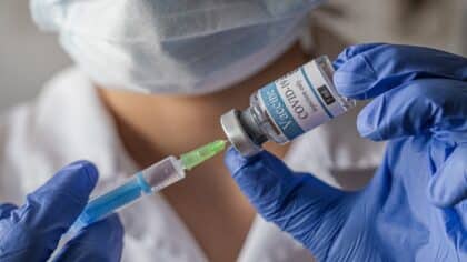 Symptômes prolongés après la vaccination contre la COVID-19 : de nouvelles recherches révèlent ce qui arrive au système immunitaire