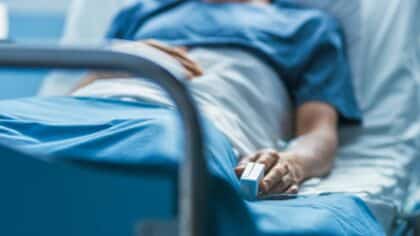 Une petite femme mince a été transportée d'urgence à l'hôpital et a ému tout le monde avec son histoire