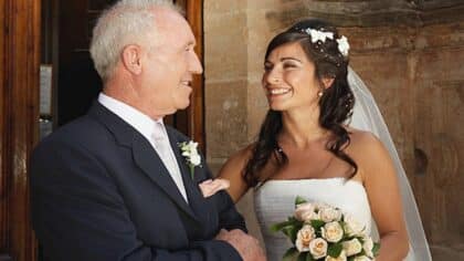 Une femme pauvre épouse un homme de 70 ans. Ce qu'elle découvre dix jours plus tard change tout