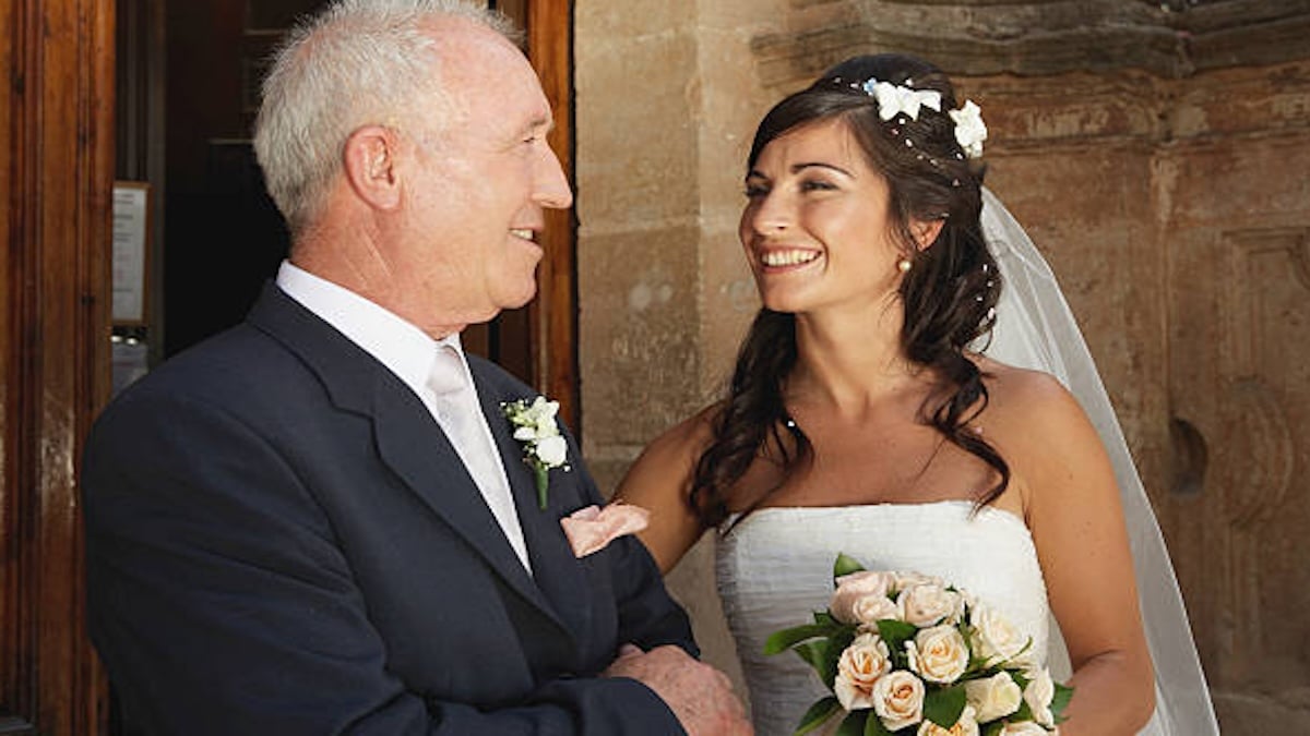 Une femme pauvre épouse un homme de 70 ans. Ce qu'elle découvre dix jours plus tard change tout