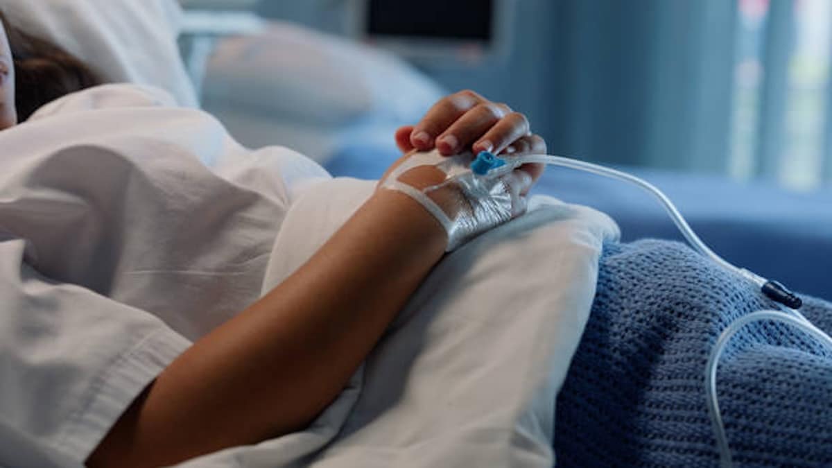 Une jeune femme hospitalisée après avoir tenté d'utiliser un objet inattendu : Vous n'allez pas croire ce qui s'est passé !