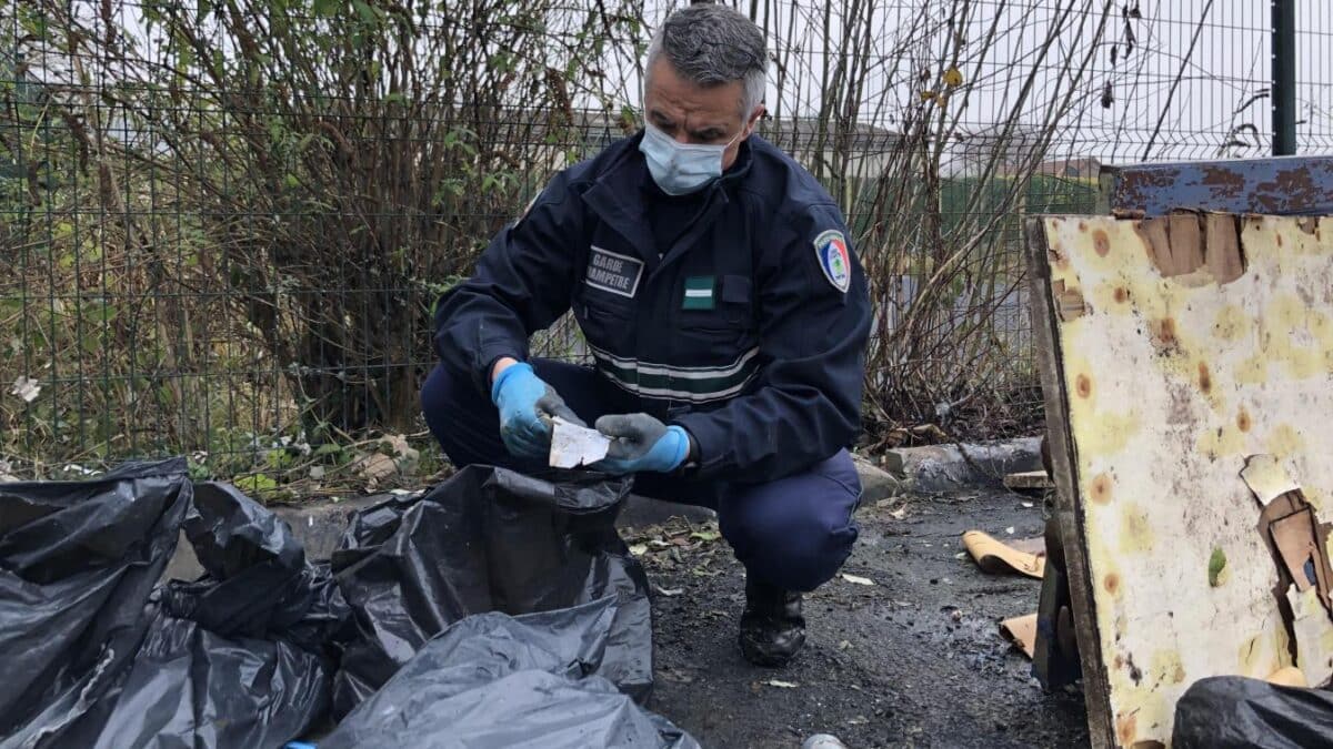 Découverte incroyable : ce que la police a trouvé dans une poubelle a laissé tout le monde sans voix, personne ne pouvait le croire