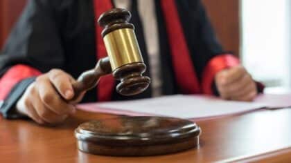 Une mère tue l'assassin de sa fille de 7 ans pendant le procès et écope de six ans de prison. Le monde est sous le choc