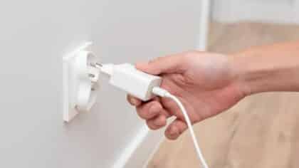 3 raisons pour lesquelles vous ne devriez jamais laisser votre chargeur branché sans l'utiliser : une habitude à perdre maintenant