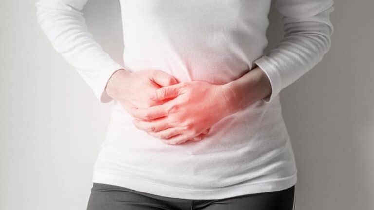 Douleur abdominale du côté gauche : causes, symptômes et options de traitement