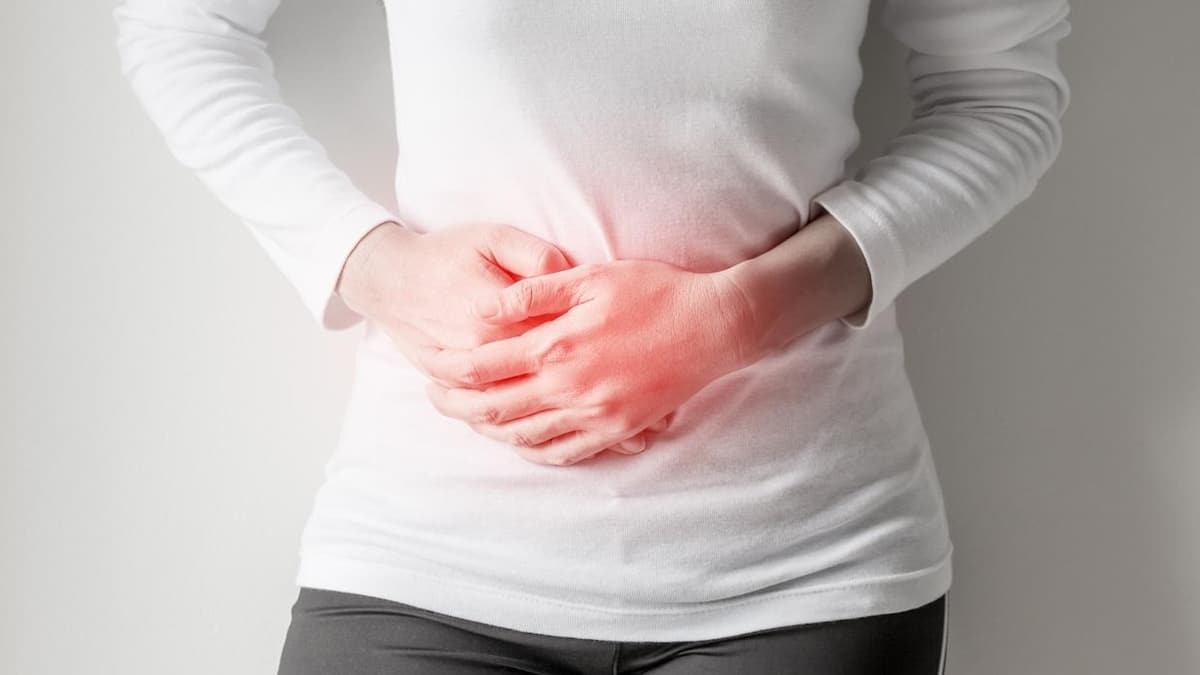 Douleur abdominale du côté gauche : causes, symptômes et options de traitement