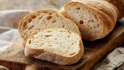 Ne jetez plus le pain rassis ! Nous vous présentons 3 recettes simples et délicieuses pour le réutiliser