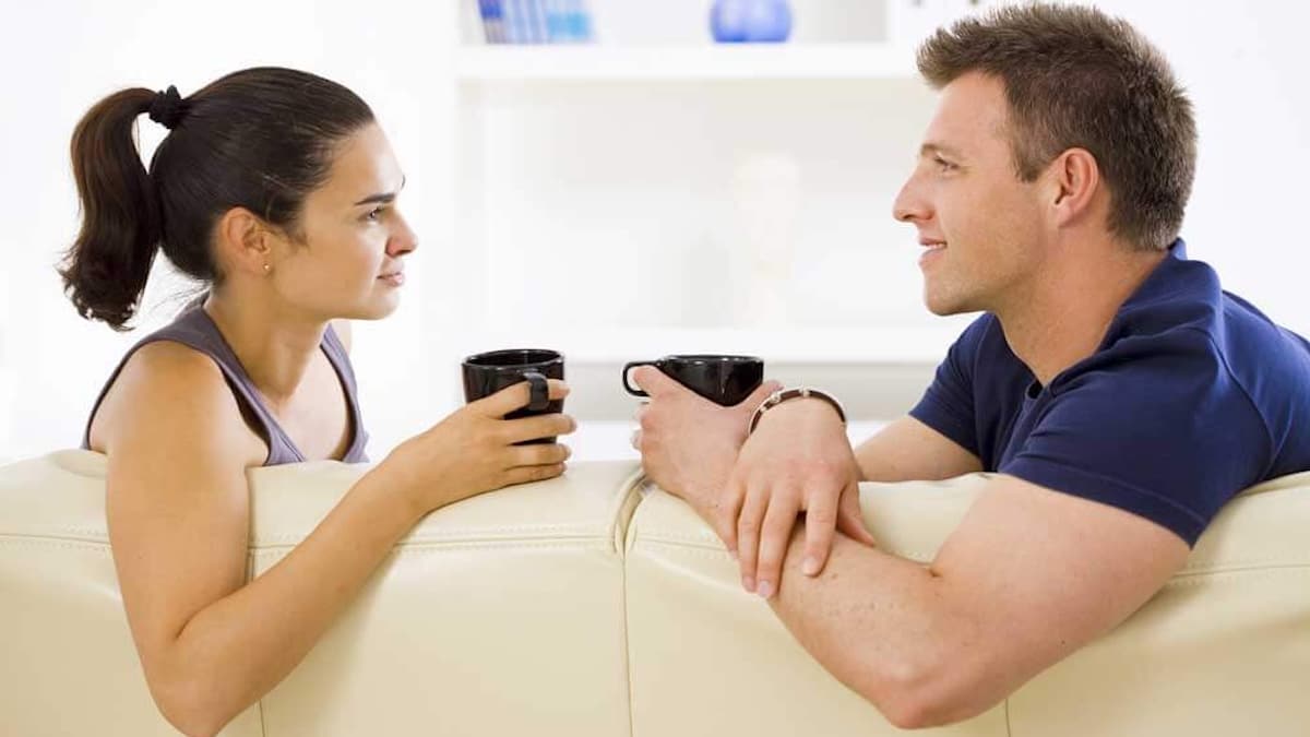 Un couple de jeunes mariés était très heureux lorsque soudain le mari posa une question qui rendit la situation embarrassante