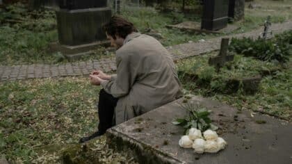 Cet homme dormait sur la tombe de sa mère tous les jours, sans jamais la quitter. Les gens n'arrivaient pas à y croire